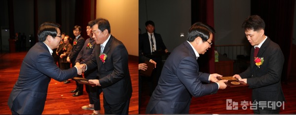 왹쪽부터 ‘행복한 돈’ 남성현 회장, ‘뺑드메르’ 신현철 대표가 오세현 아산시장으로부터 상패를 받고 있다. (사진제공 = 아산시청 )