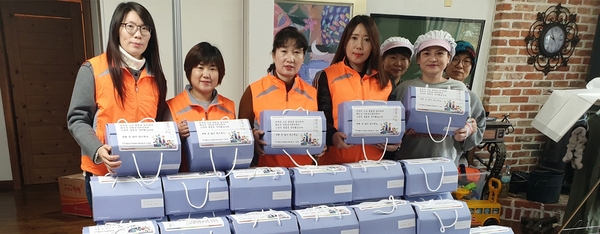 자원봉사자들이 ‘행복꾸러미’를 준비하는 모습. 태안군 자원봉사센터 제공