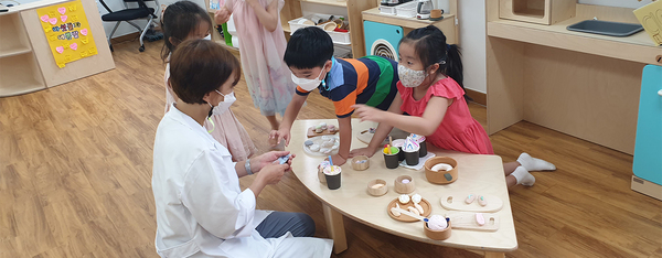 해밀유치원 유아들이 곤충관찰, 음식점 놀이 교육활동을 실시하는 모습. 세종교육청