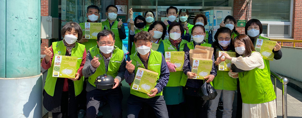 천안시 성정1동행복키움지원단이 15일 취약계층 어르신의 우울감 해소를 위한 콩나물 재배키트를 전달했다. 천안시